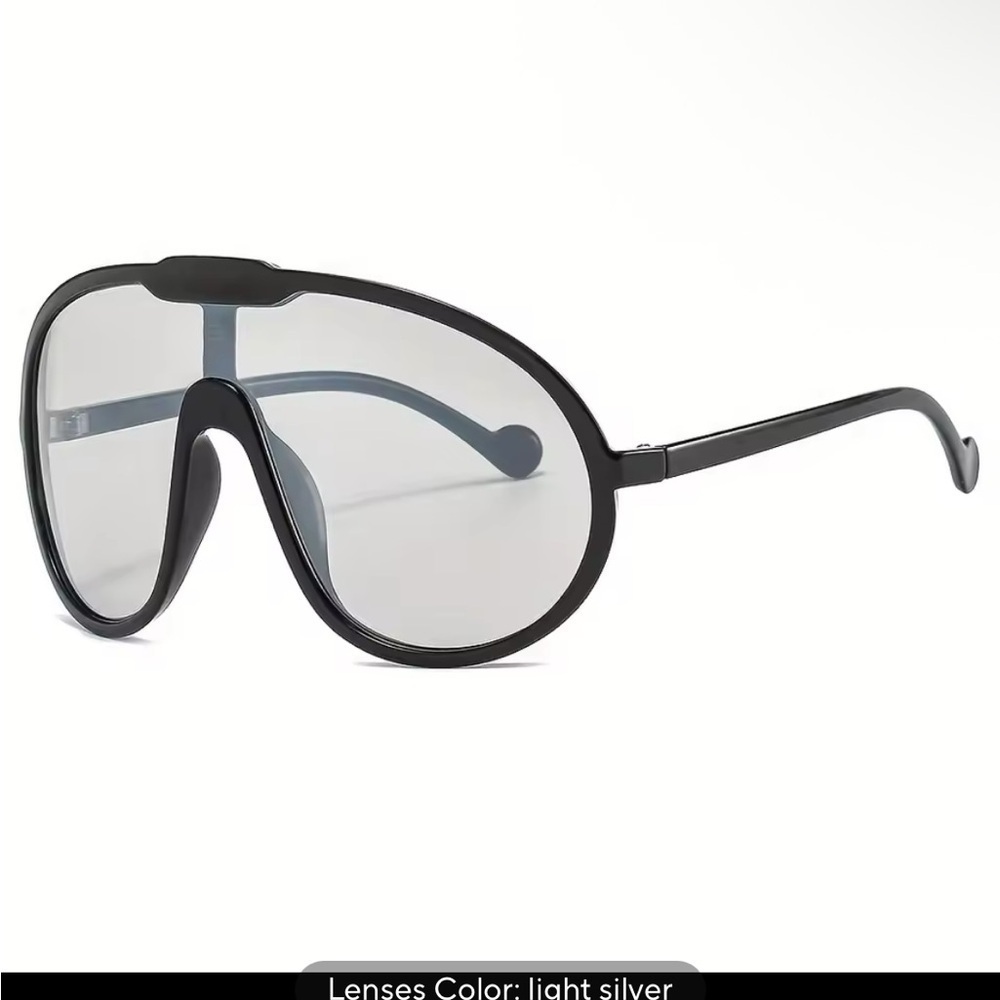 Modern Black Sunglasses with Light Silver Lenses
0392